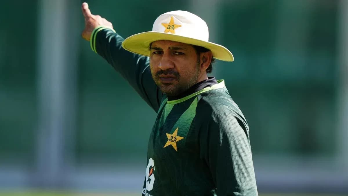 Joueur de cricket désignant une direction pendant l'entraînement Joueur de cricket désignant une direction pendant l'entraînement