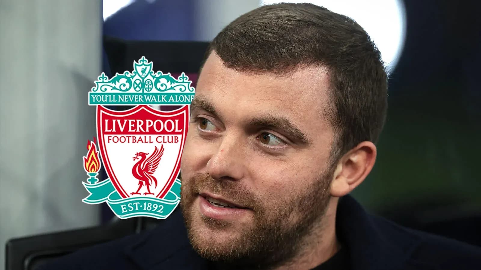 Homme avec le logo de Liverpool en arrière-plan Homme avec le logo de Liverpool en arrière-plan