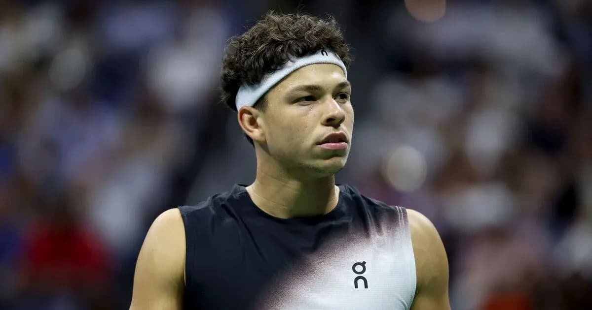 Joueur de tennis avec un bandeau sur le front Joueur de tennis avec un bandeau sur le front