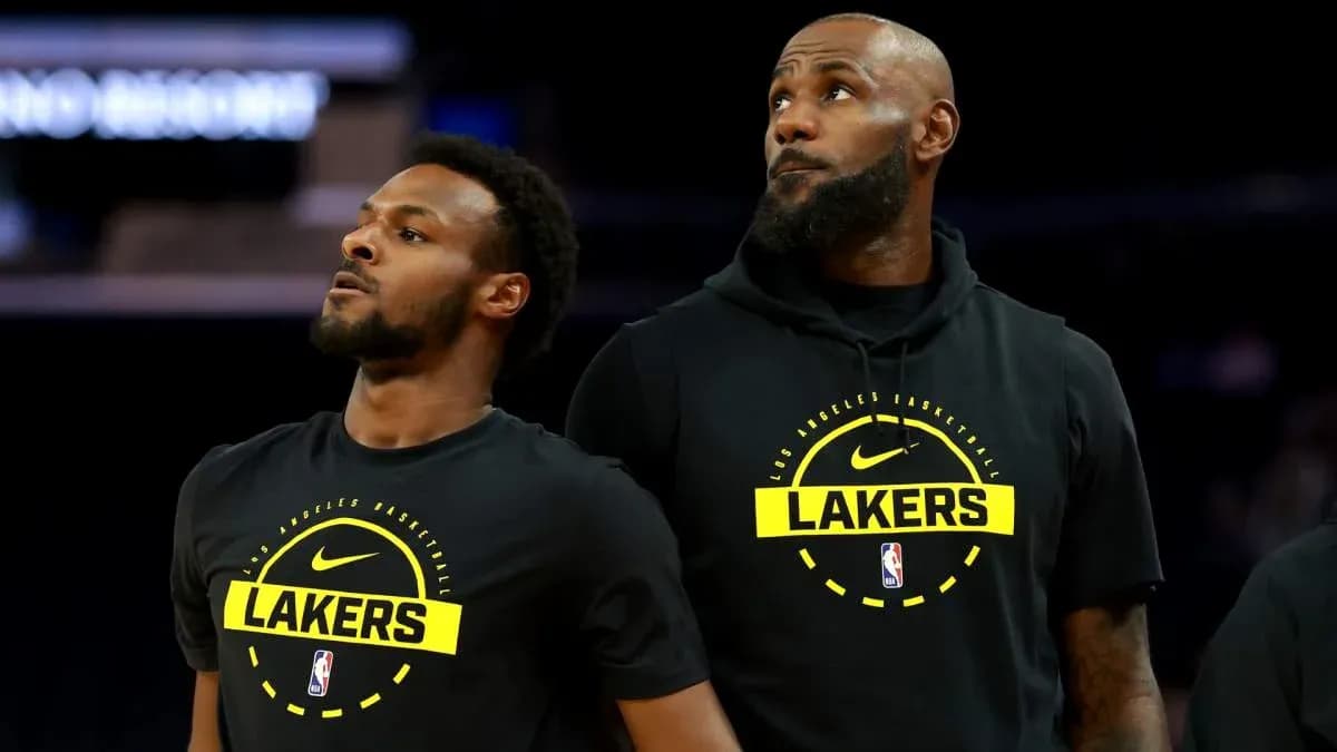 Joueurs des Lakers en tenue d'échauffement sur le terrain Joueurs des Lakers en tenue d'échauffement sur le terrain
