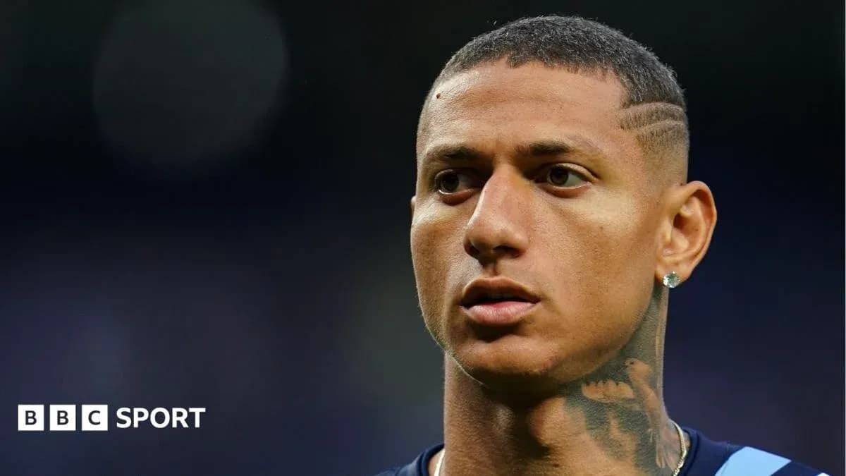 Joueur de football en gros plan sur le terrain Joueur de football en gros plan sur le terrain