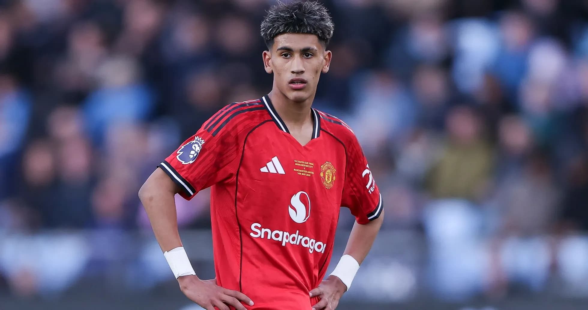 Joueur de Manchester United en maillot rouge sur le terrain Joueur de Manchester United en maillot rouge sur le terrain