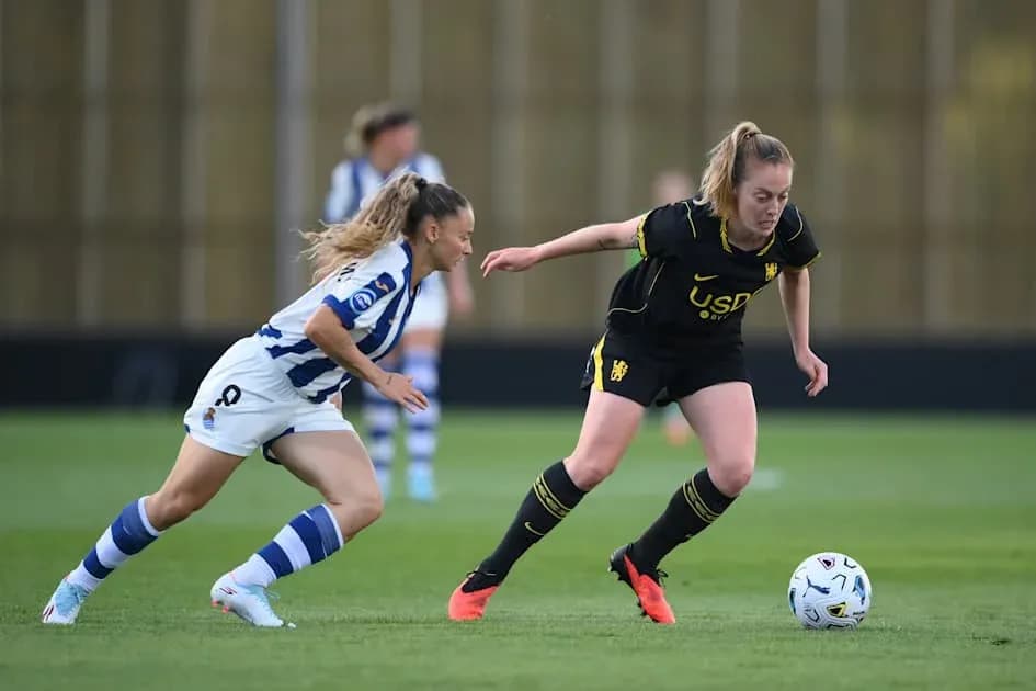 Deux joueuses en compétition pour le ballon sur le terrain Deux joueuses en compétition pour le ballon sur le terrain