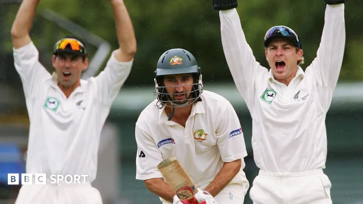 Joueur de cricket frappant la balle avec deux joueurs célébrant Joueur de cricket frappant la balle avec deux joueurs célébrant