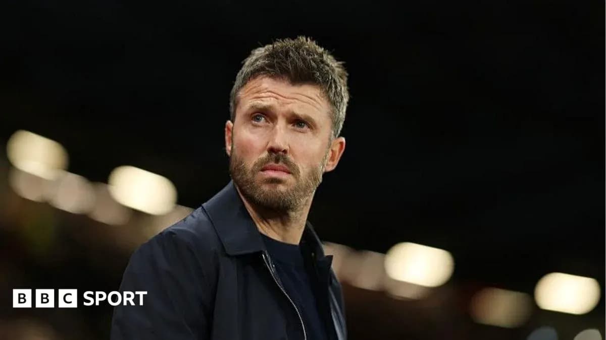 Entraîneur observant le match depuis le banc Entraîneur observant le match depuis le banc