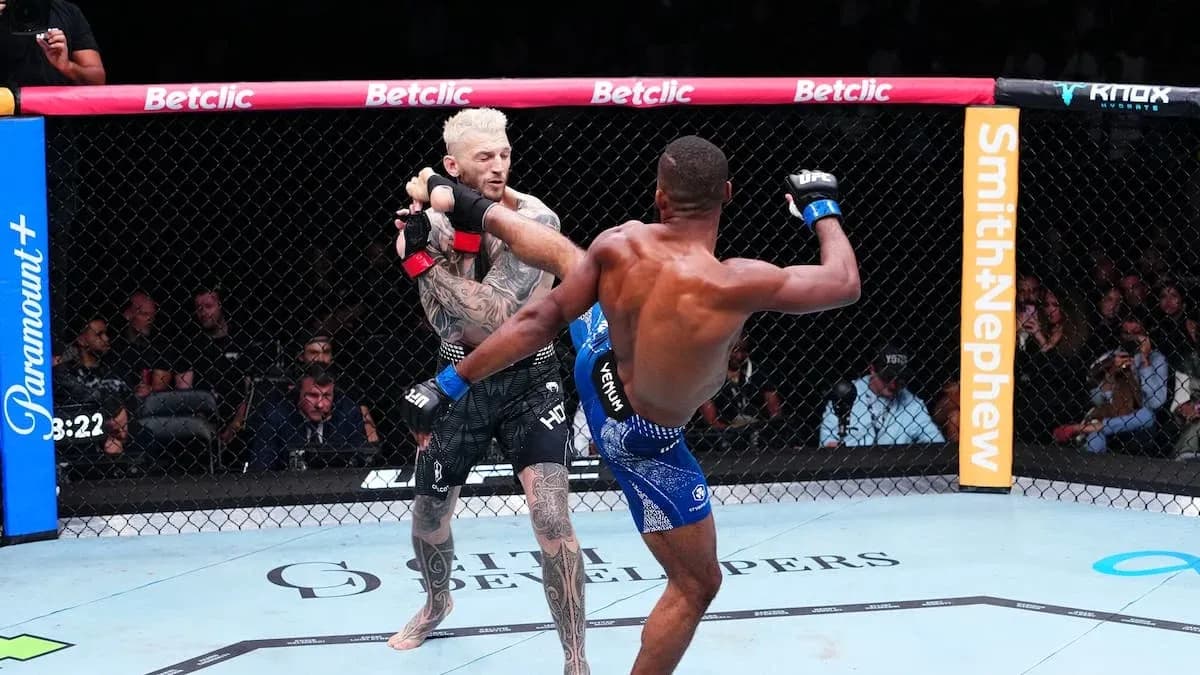 Deux combattants s'affrontant dans l'octogone de MMA Deux combattants s'affrontant dans l'octogone de MMA