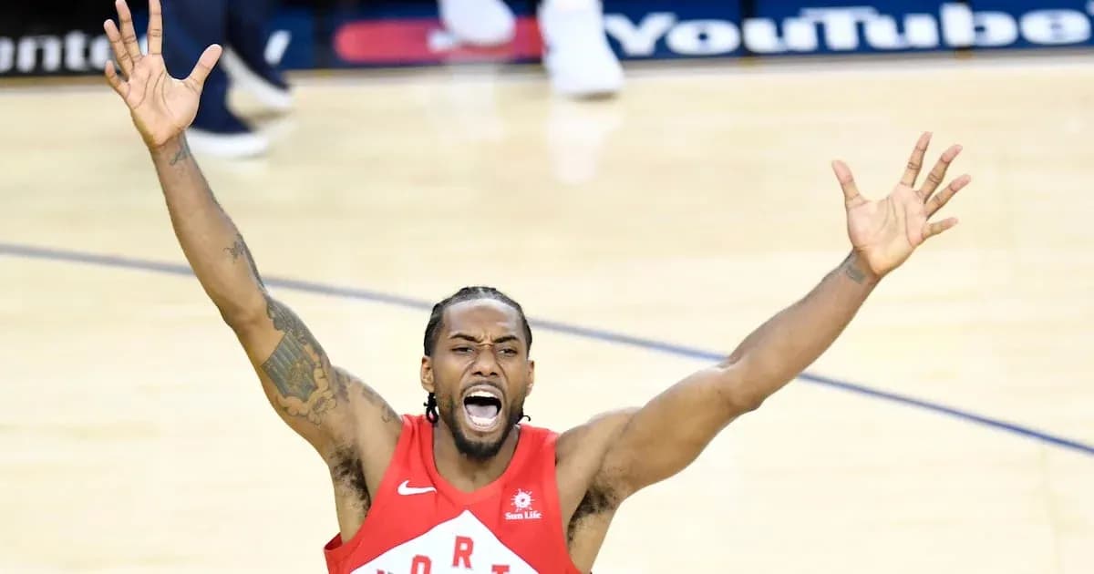 Joueur des Raptors célébrant un moment clé du match Joueur des Raptors célébrant un moment clé du match