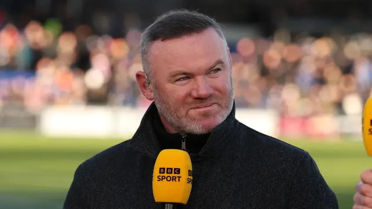 Commentateur sportif avec microphone sur terrain Commentateur sportif avec microphone sur terrain