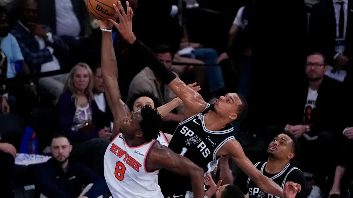 Joueur des Knicks tentant un tir sous la défense des Spurs Joueur des Knicks tentant un tir sous la défense des Spurs