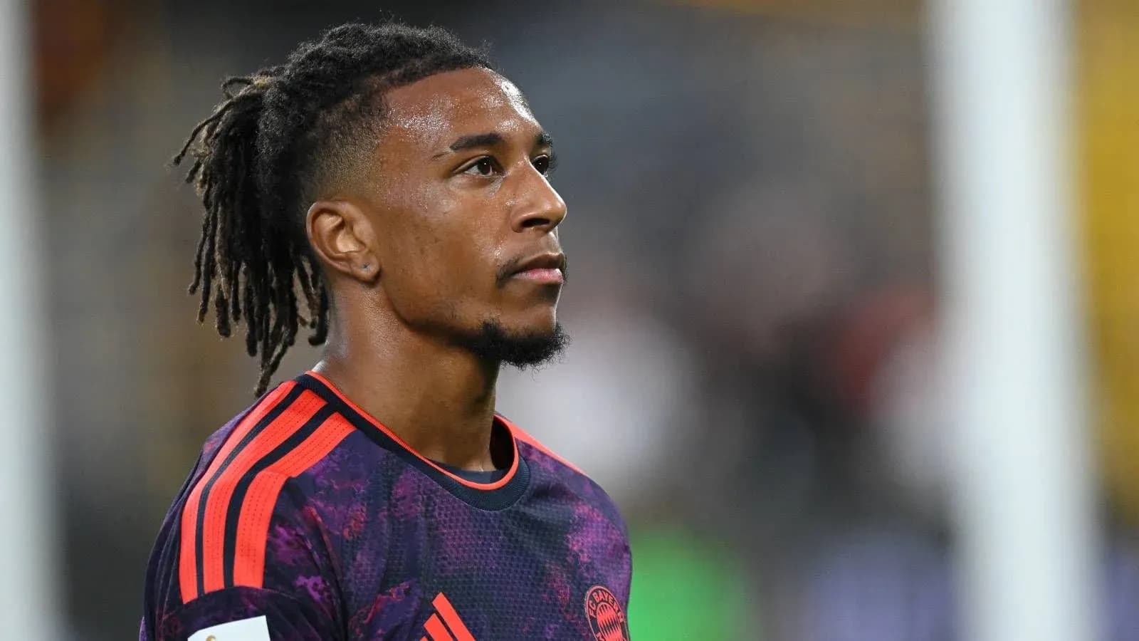 Joueur en maillot de Bayern Munich sur le terrain Joueur en maillot de Bayern Munich sur le terrain