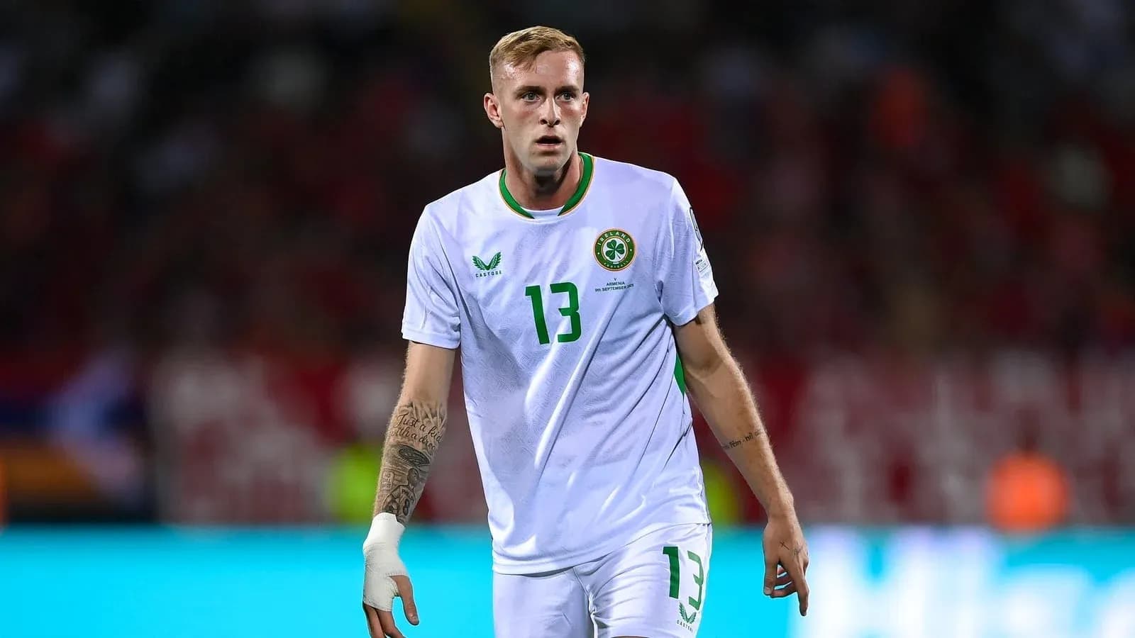 Joueur en maillot blanc d'Irlande sur le terrain Joueur en maillot blanc d'Irlande sur le terrain