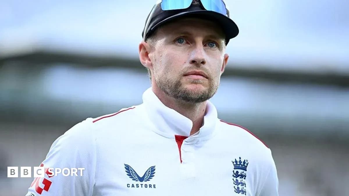Joueur de cricket anglais avec uniforme et lunettes de soleil Joueur de cricket anglais avec uniforme et lunettes de soleil