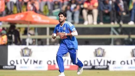 Joueur courant sur le terrain de cricket Joueur courant sur le terrain de cricket