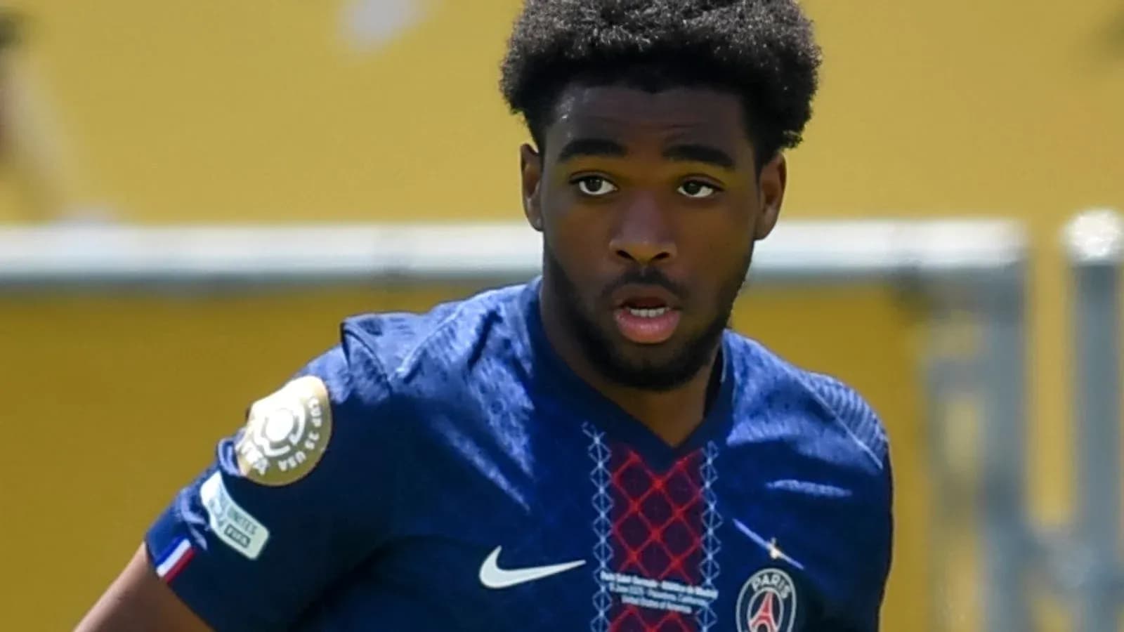 Joueur de football portant le maillot du PSG Joueur de football portant le maillot du PSG