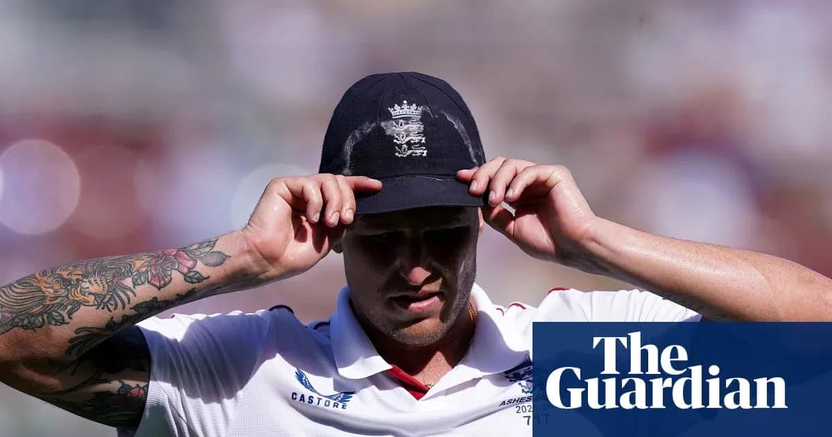 Joueur de cricket ajustant sa casquette sur le terrain Joueur de cricket ajustant sa casquette sur le terrain