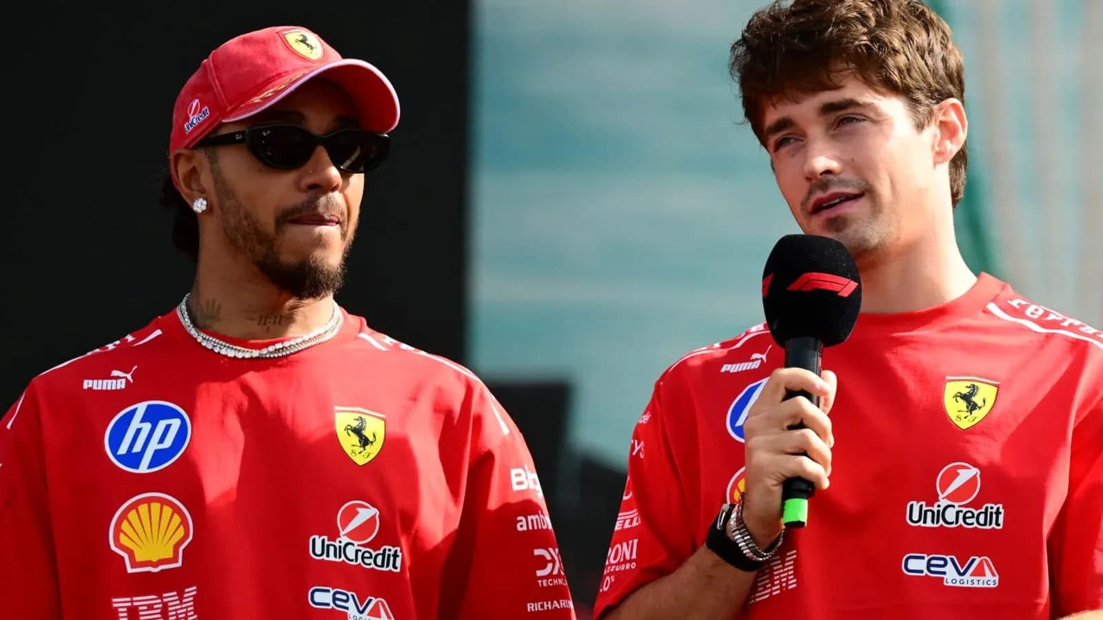 Deux pilotes de Formule 1 en tenue Ferrari lors d'une interview Deux pilotes de Formule 1 en tenue Ferrari lors d'une interview