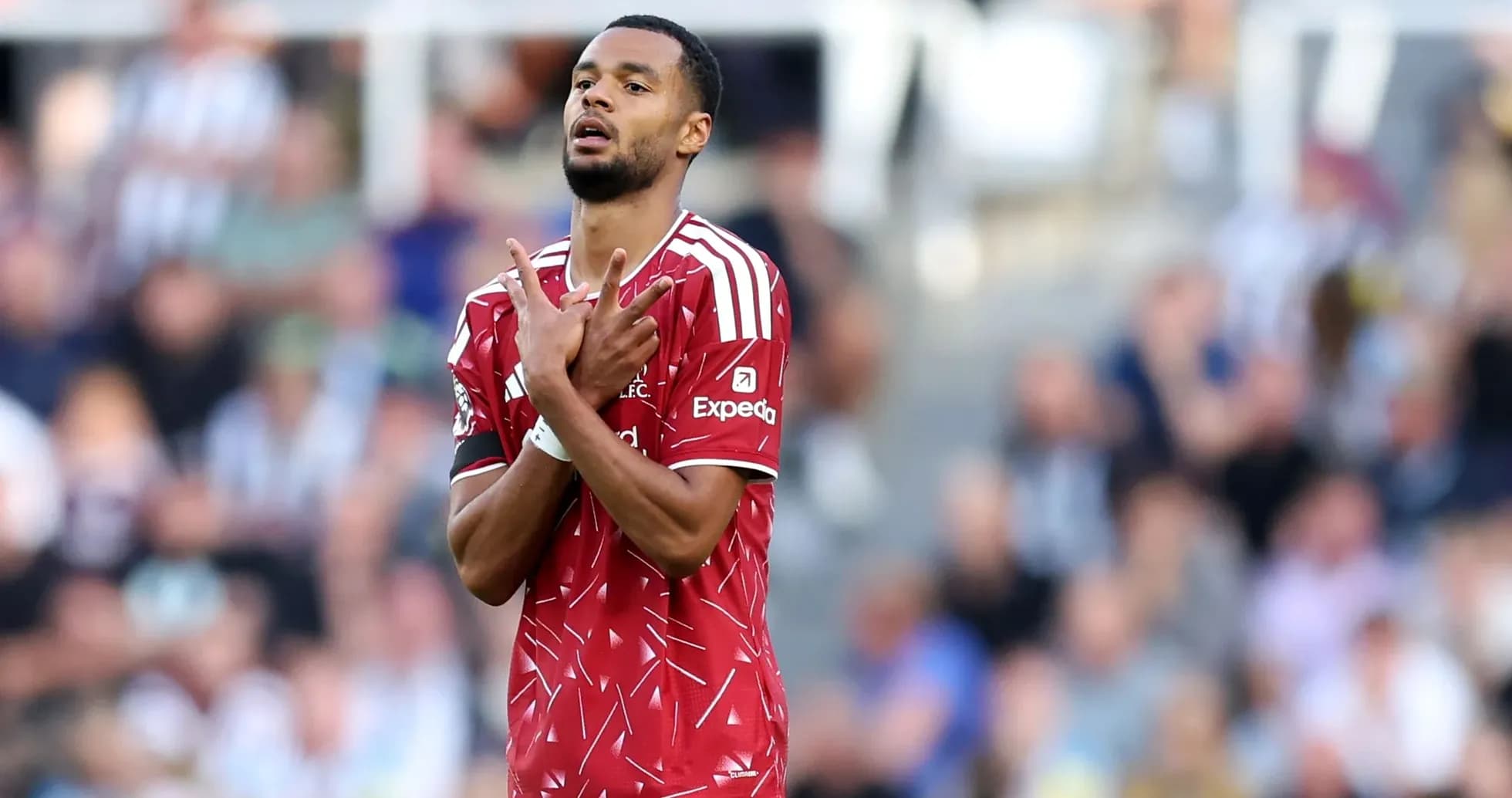 Joueur en maillot rouge faisant un geste sur le terrain Joueur en maillot rouge faisant un geste sur le terrain