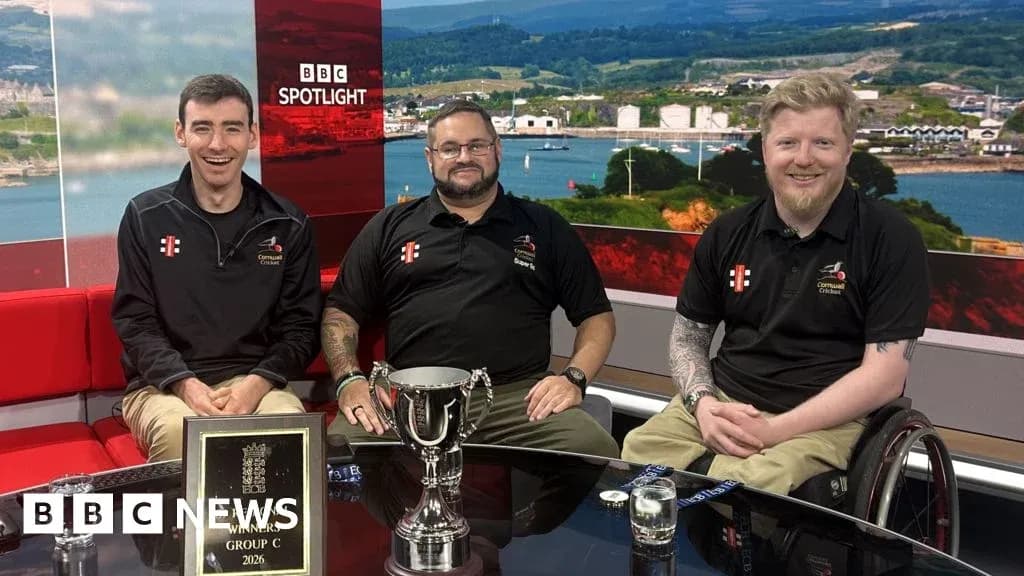 Trois membres de l'équipe de cricket avec trophée Trois membres de l'équipe de cricket avec trophée
