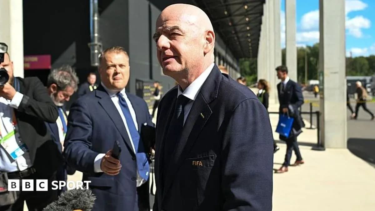 Dirigeant FIFA parlant à des journalistes en extérieur Dirigeant FIFA parlant à des journalistes en extérieur