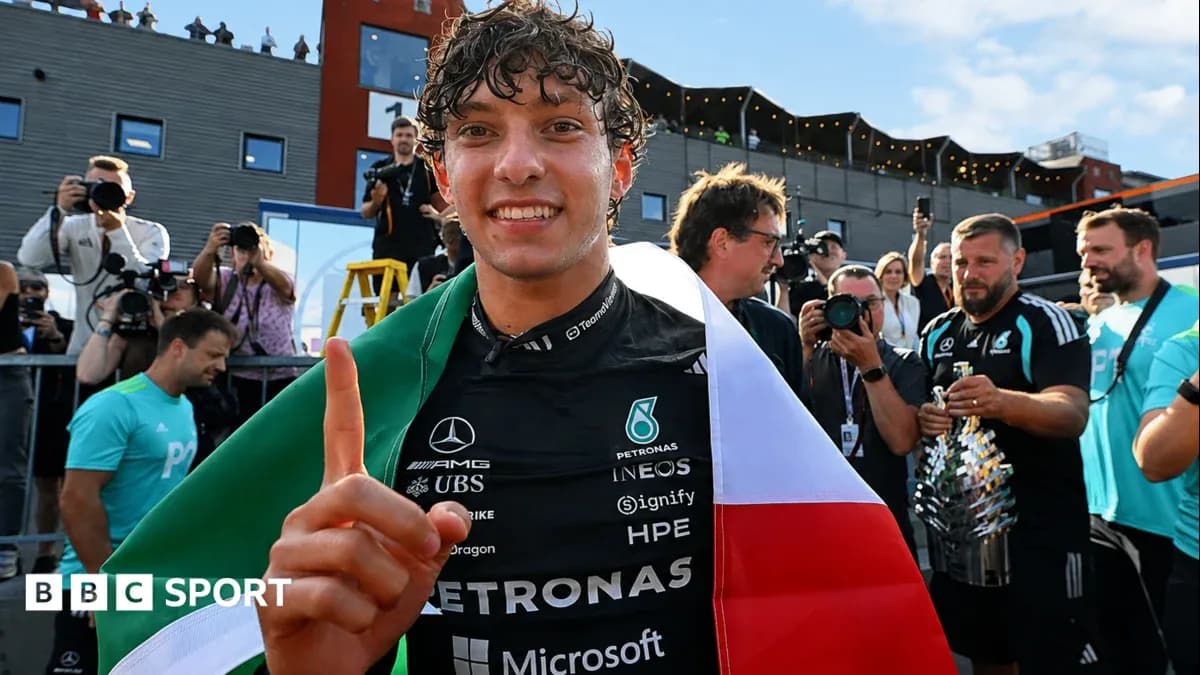 Pilote célébrant avec le drapeau italien après la course Pilote célébrant avec le drapeau italien après la course