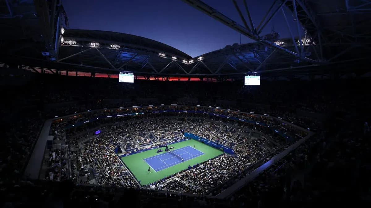 Stade plein lors d'un match de tennis au crépuscule Stade plein lors d'un match de tennis au crépuscule