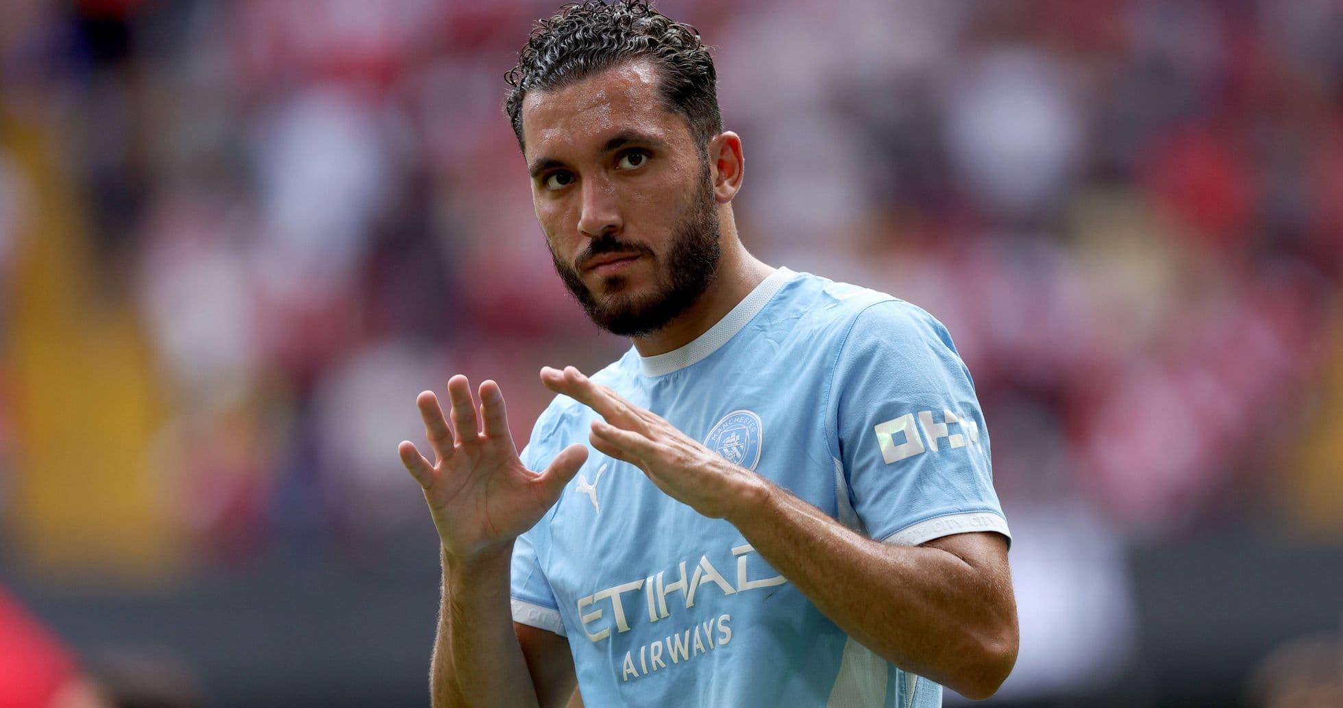 Joueur de Manchester City saluant le public au stade Joueur de Manchester City saluant le public au stade