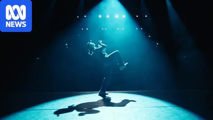 Danseur en solo sur scène sous éclairage dramatique Danseur en solo sur scène sous éclairage dramatique