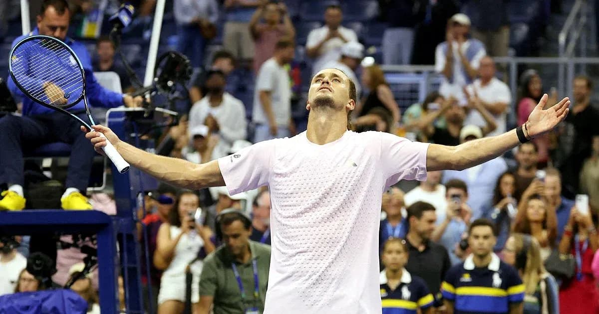 Joueur levant les bras en signe de victoire au tennis Joueur levant les bras en signe de victoire au tennis