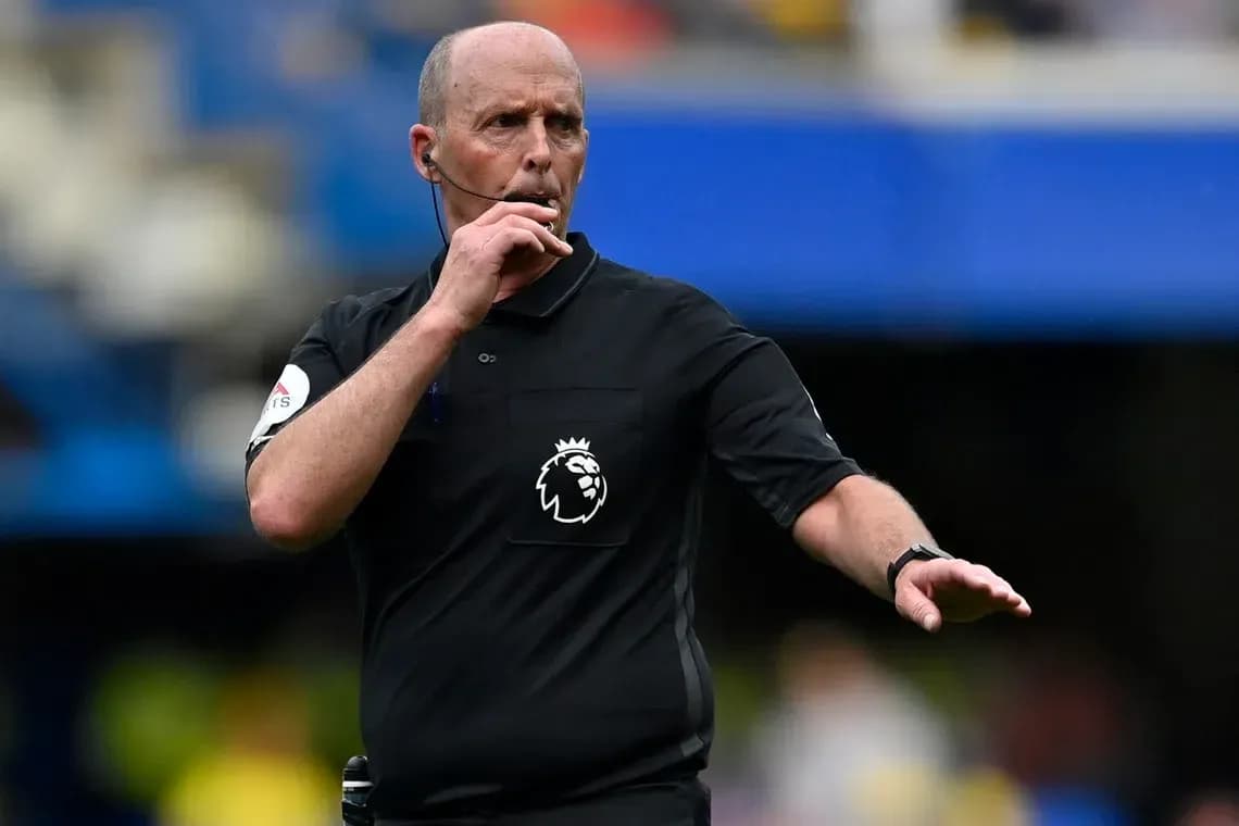 Arbitre donnant des instructions sur le terrain Arbitre donnant des instructions sur le terrain