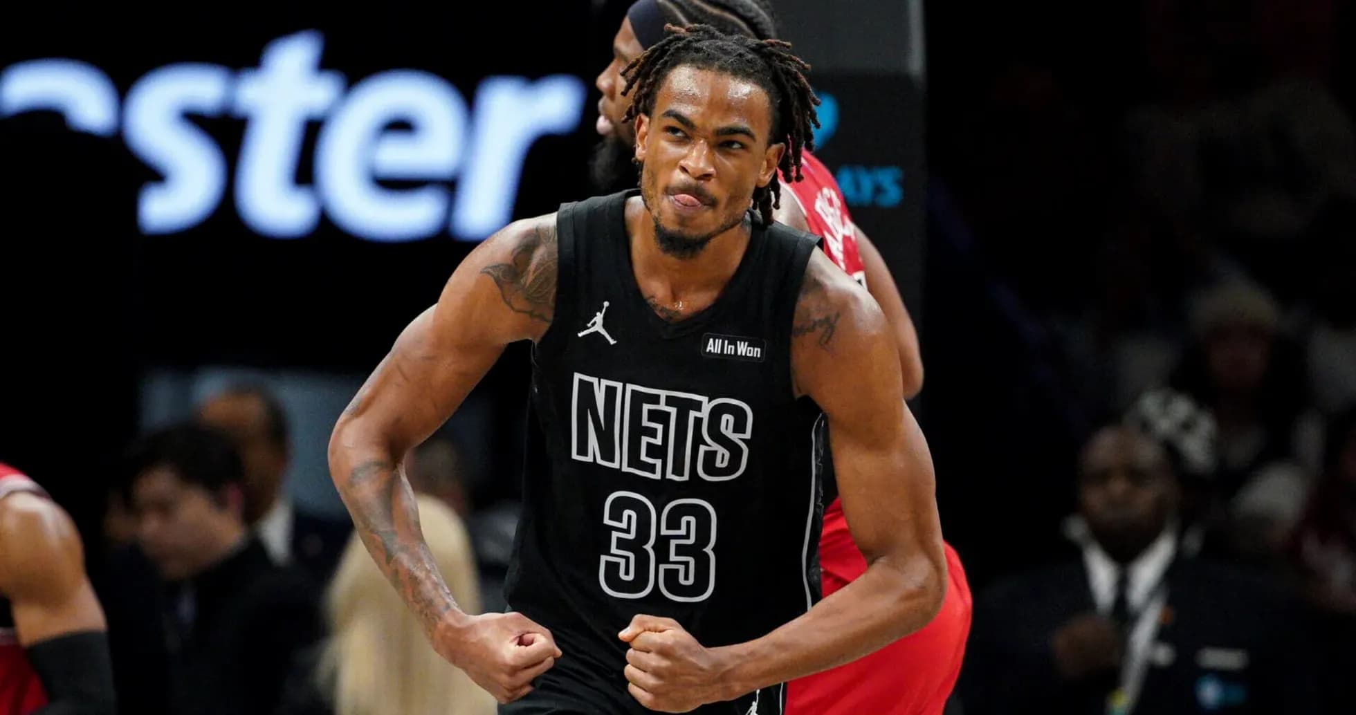 Joueur des Nets célébrant un panier marqué Joueur des Nets célébrant un panier marqué