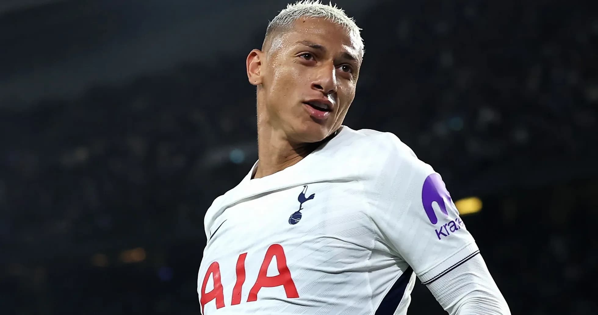 Joueur de Tottenham célébrant un but sur le terrain Joueur de Tottenham célébrant un but sur le terrain