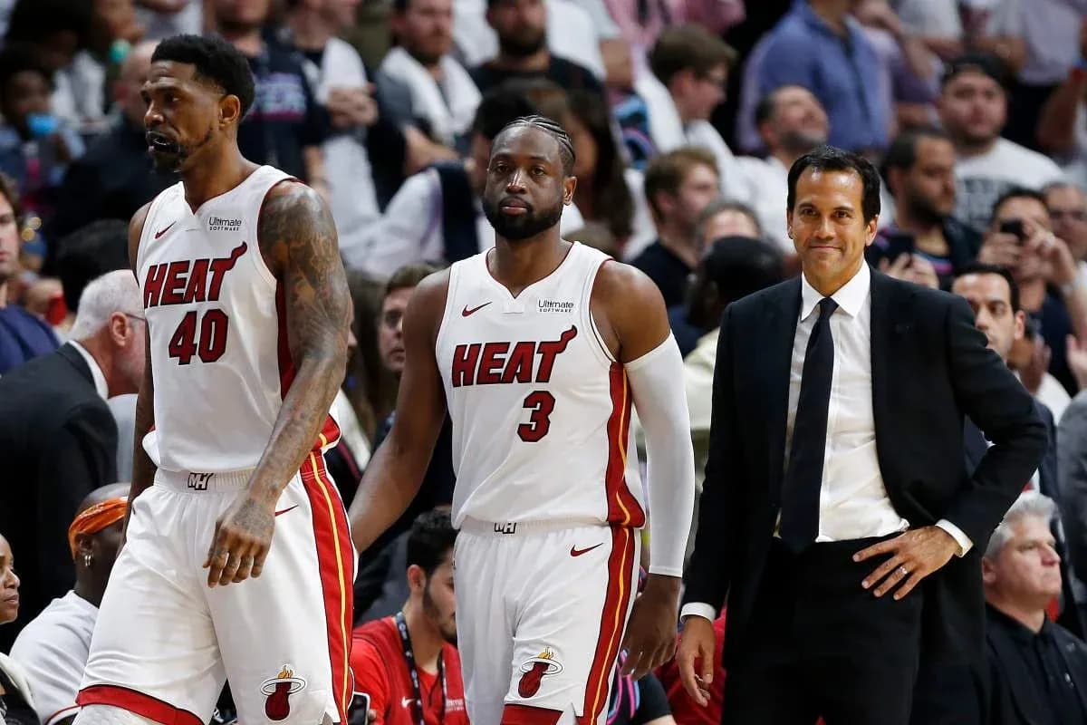 Joueurs du Heat marchant sur le banc avec entraîneur Joueurs du Heat marchant sur le banc avec entraîneur
