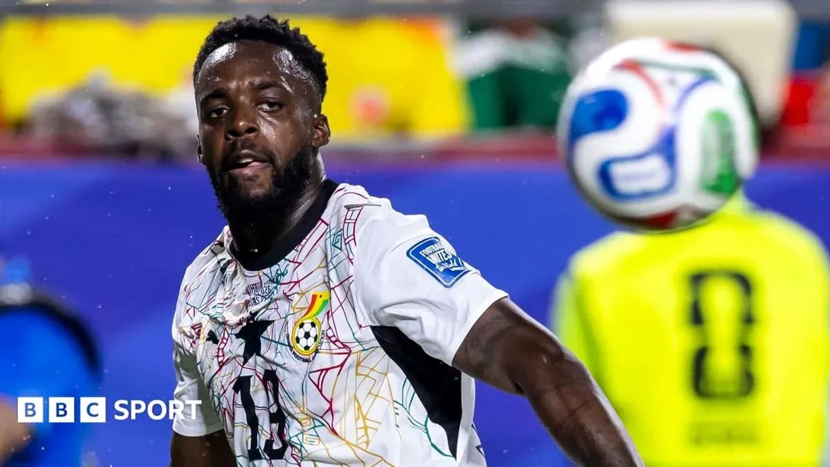 Joueur de Ghana en action avec le ballon Joueur de Ghana en action avec le ballon
