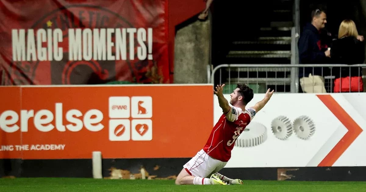 Joueur célébrant un but sur le terrain Joueur célébrant un but sur le terrain
