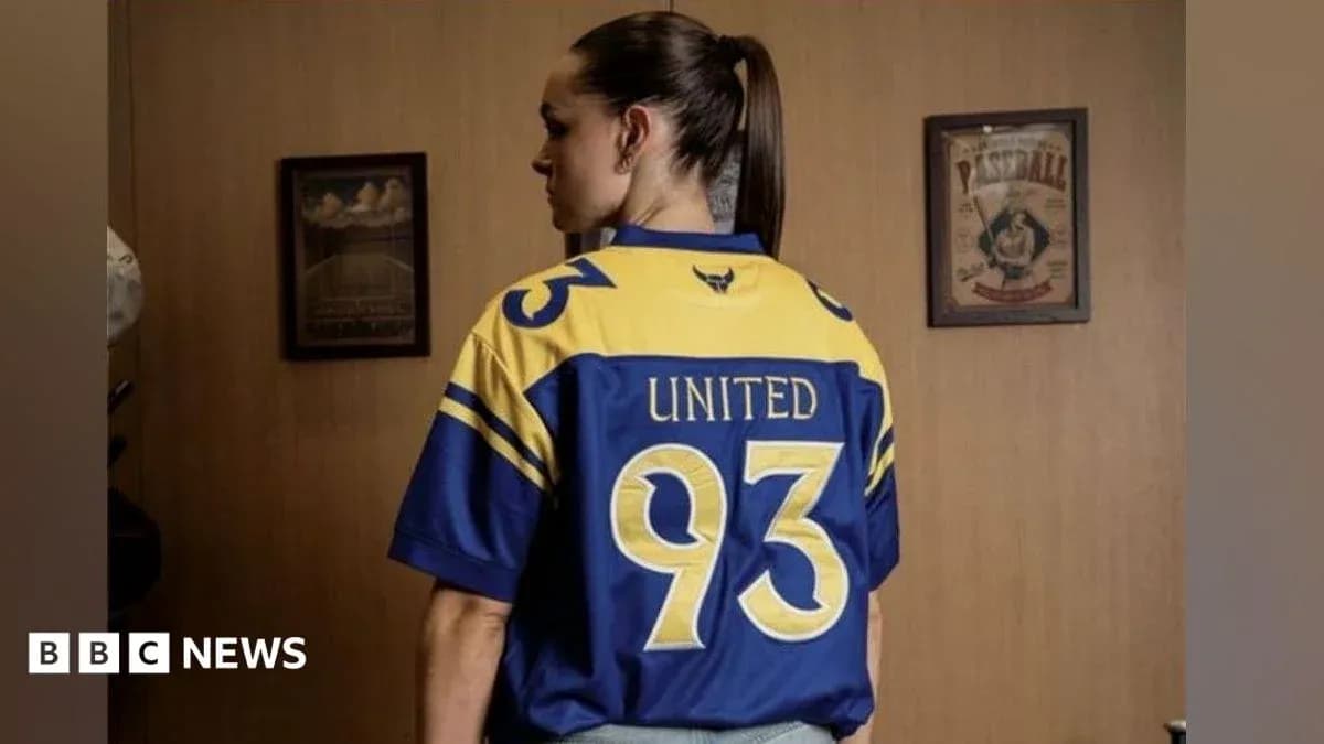 Femme portant un maillot bleu et jaune avec 'UNITED 93' Femme portant un maillot bleu et jaune avec 'UNITED 93'