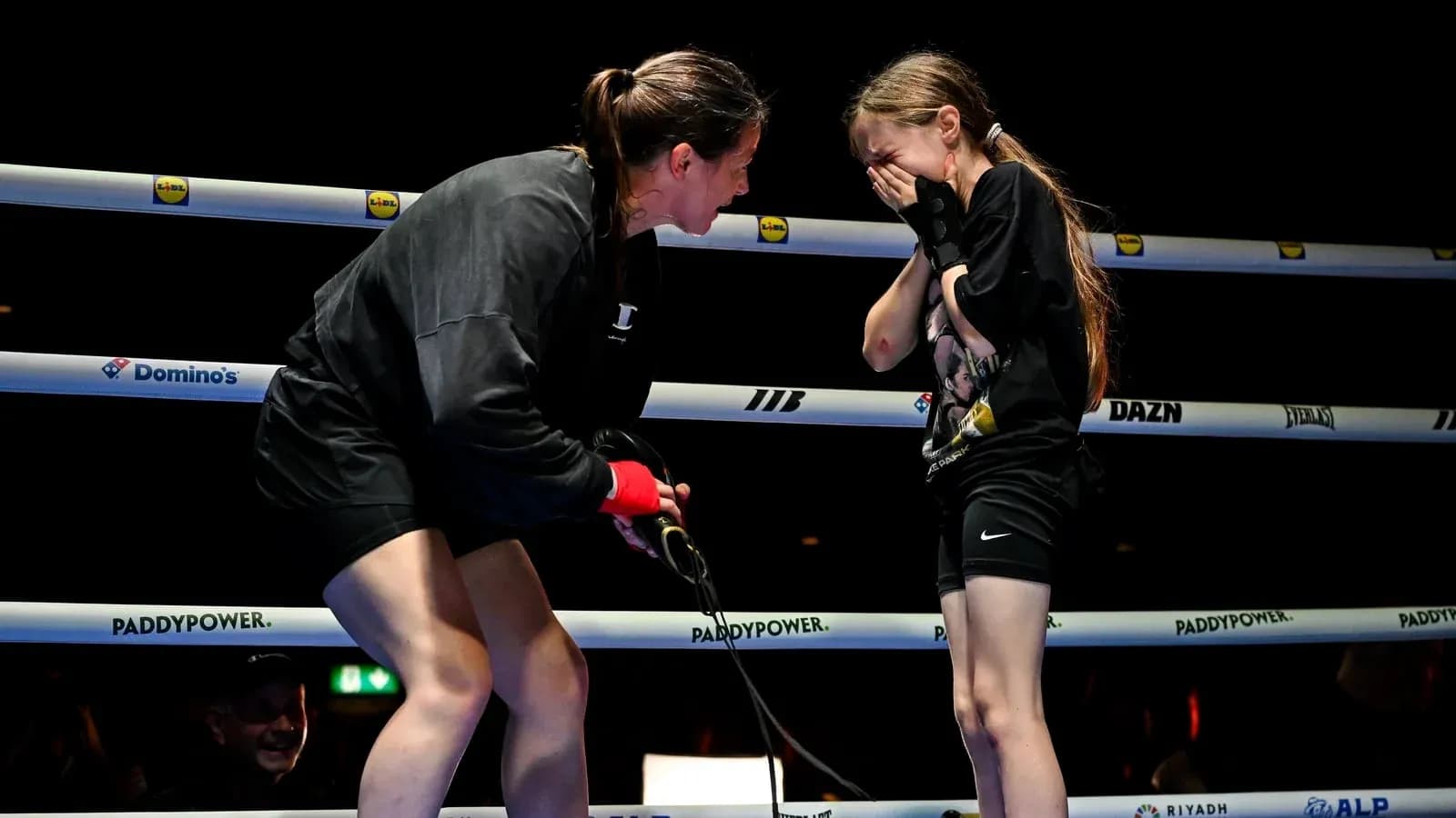 Boxeuse parlant à une jeune fille dans le ring Boxeuse parlant à une jeune fille dans le ring