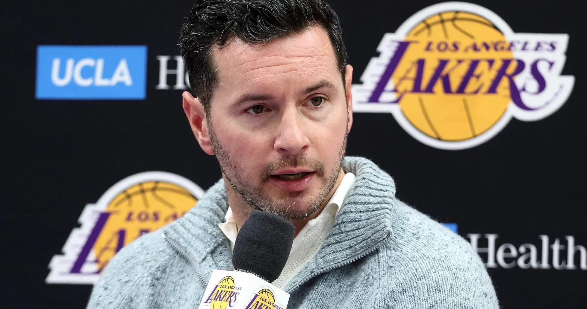 Person parlant lors d'une conférence de presse des Lakers Person parlant lors d'une conférence de presse des Lakers