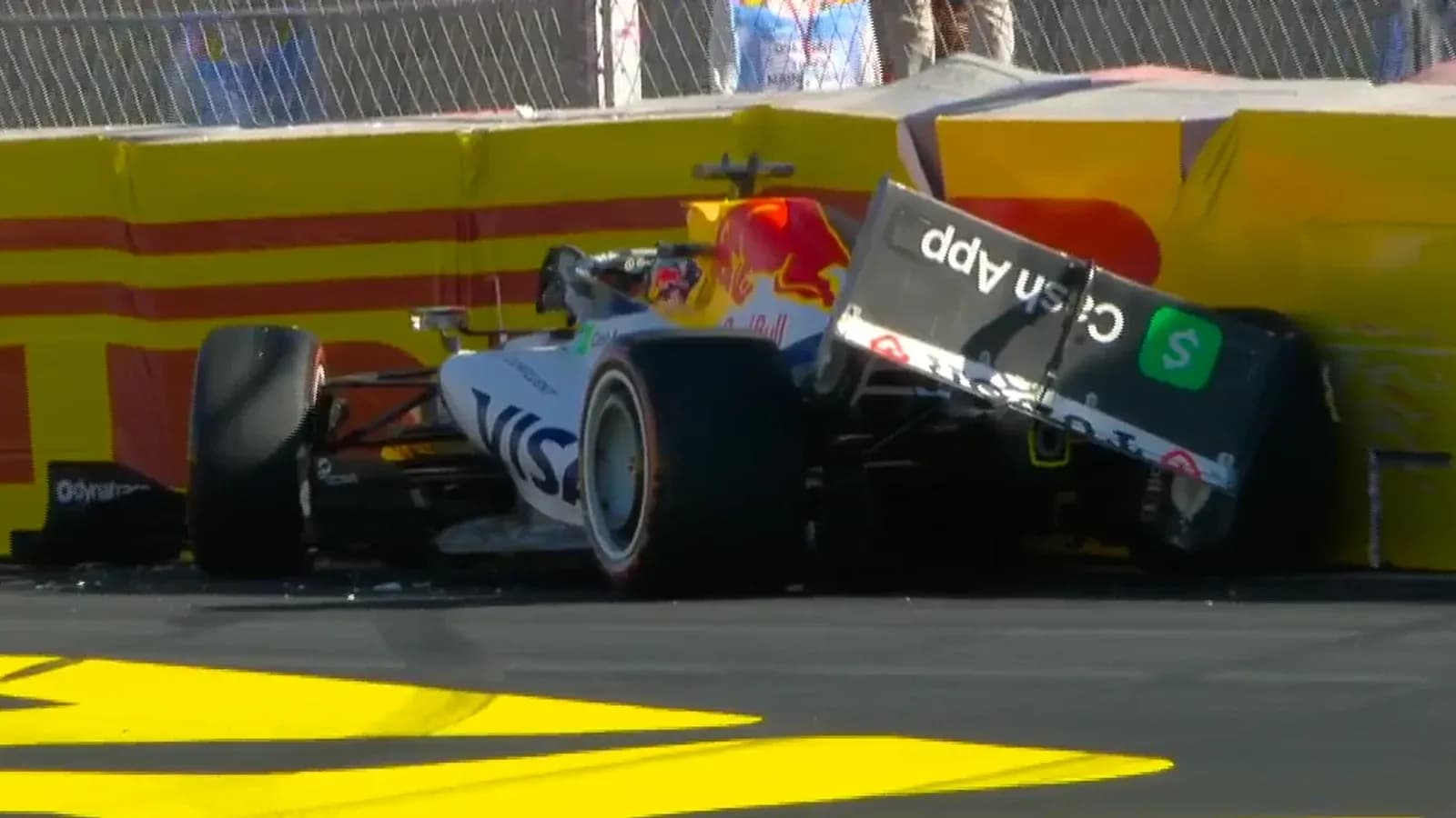 Voiture de Formule 1 heurtant un mur de sécurité Voiture de Formule 1 heurtant un mur de sécurité