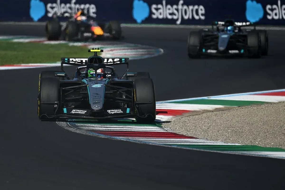 Voiture de F1 Mercedes dans un virage sur circuit Voiture de F1 Mercedes dans un virage sur circuit