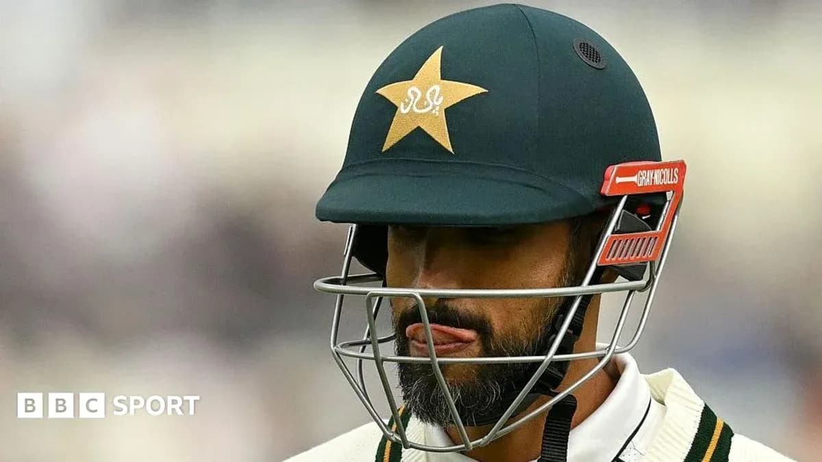 Joueur de cricket portant un casque avec étoile du Pakistan Joueur de cricket portant un casque avec étoile du Pakistan