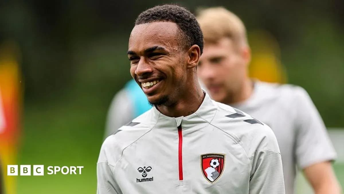 Joueur souriant pendant l'entraînement avec AFC Bournemouth Joueur souriant pendant l'entraînement avec AFC Bournemouth