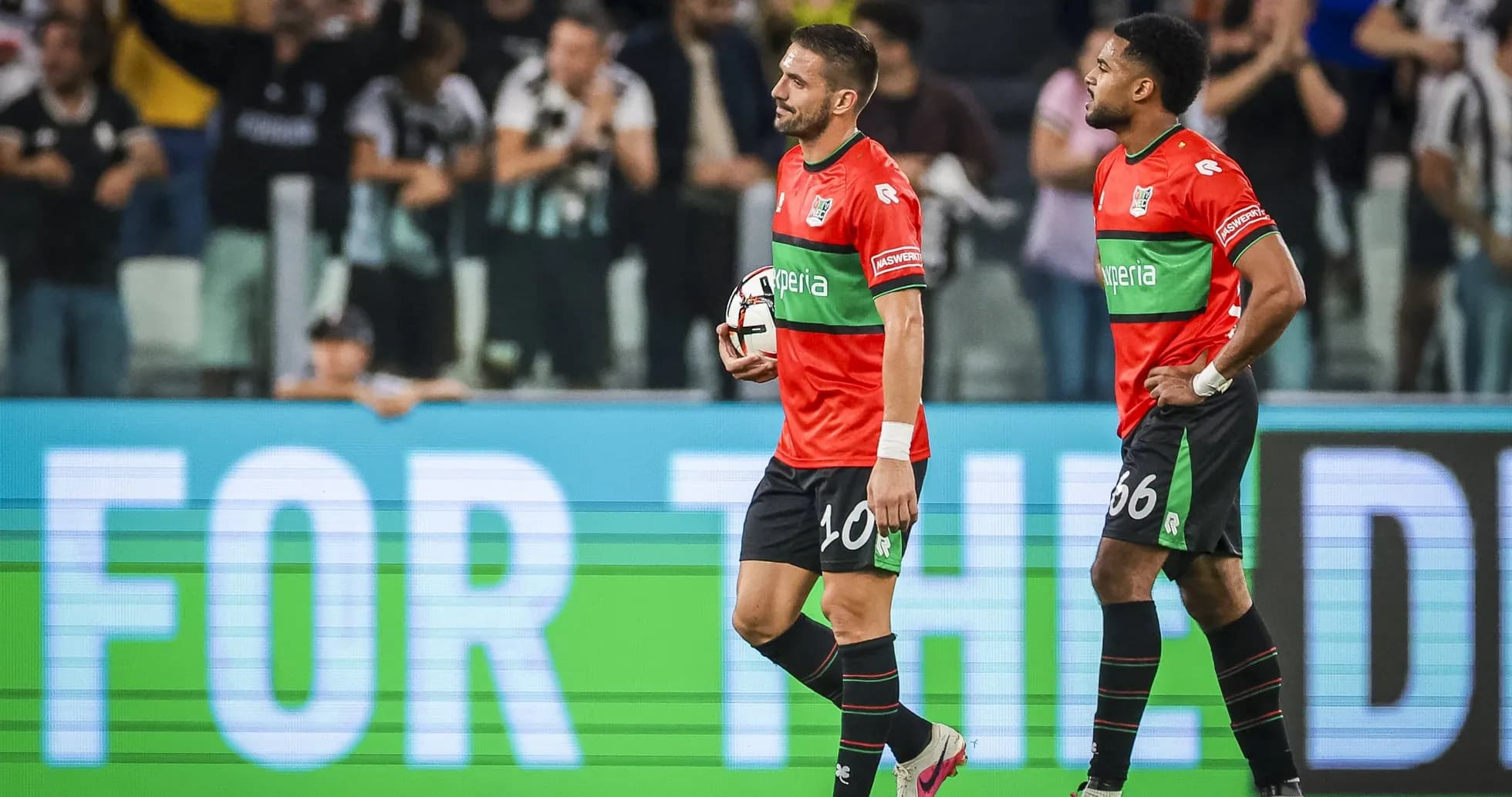Joueurs quittant le terrain après un match Joueurs quittant le terrain après un match