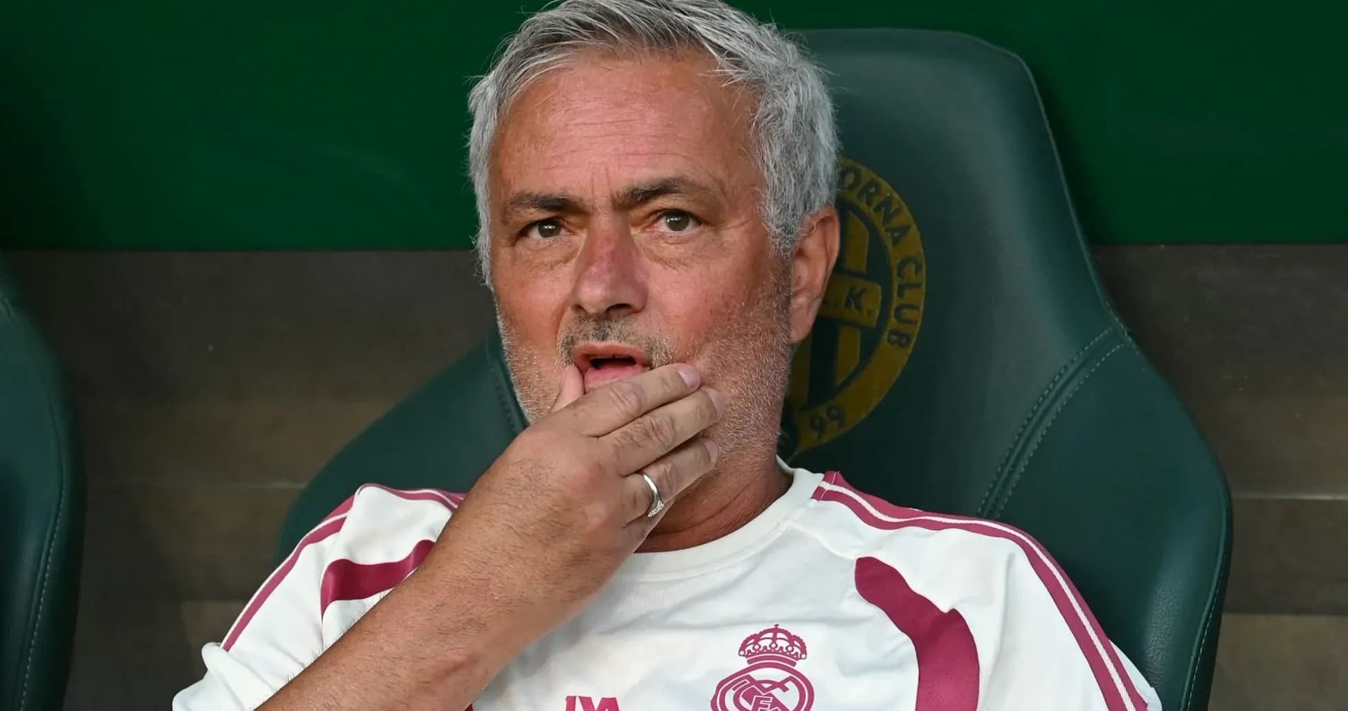 Entraîneur assis sur le banc pendant un match Entraîneur assis sur le banc pendant un match