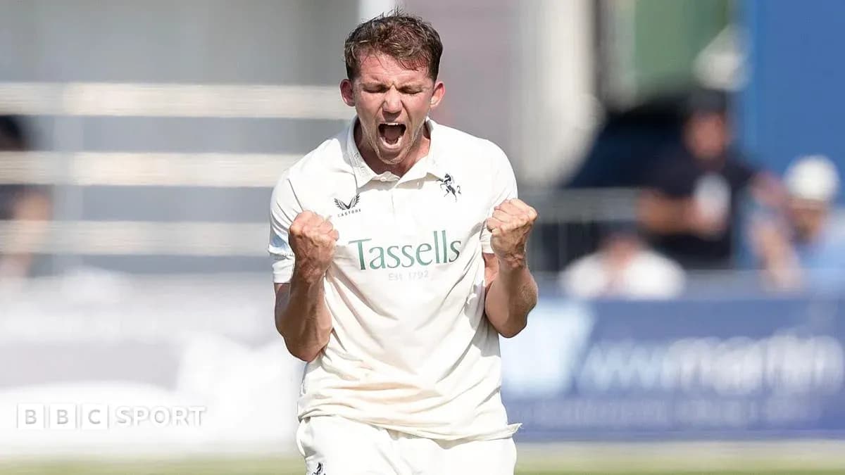 Joueur de cricket célébrant après un wicket pris Joueur de cricket célébrant après un wicket pris