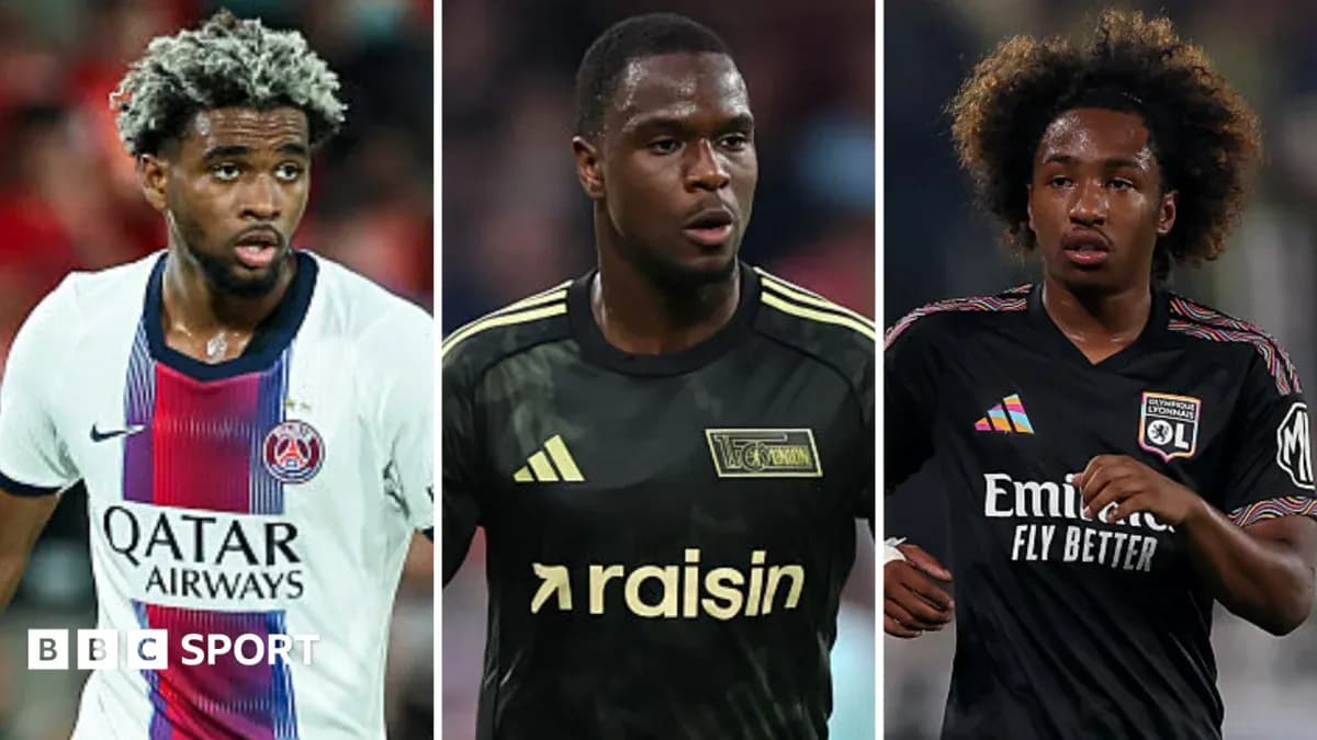 Trois joueurs de football en action sur le terrain Trois joueurs de football en action sur le terrain