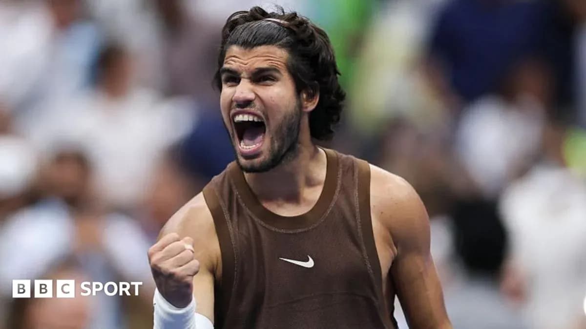 Joueur de tennis célébrant une victoire sur le court Joueur de tennis célébrant une victoire sur le court