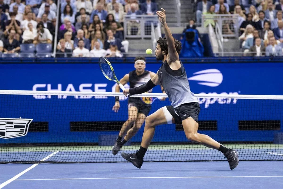 Joueur frappant la balle lors d'un match de tennis Joueur frappant la balle lors d'un match de tennis