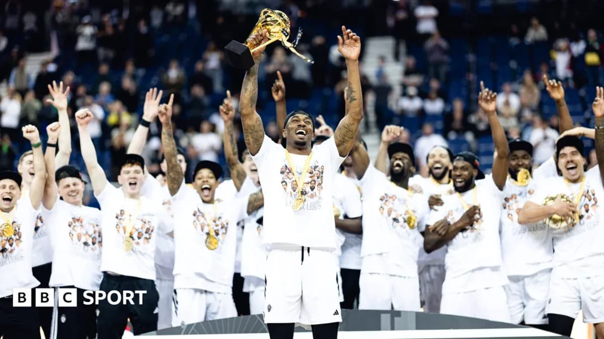 Joueur levant le trophée avec l'équipe célébrant Joueur levant le trophée avec l'équipe célébrant