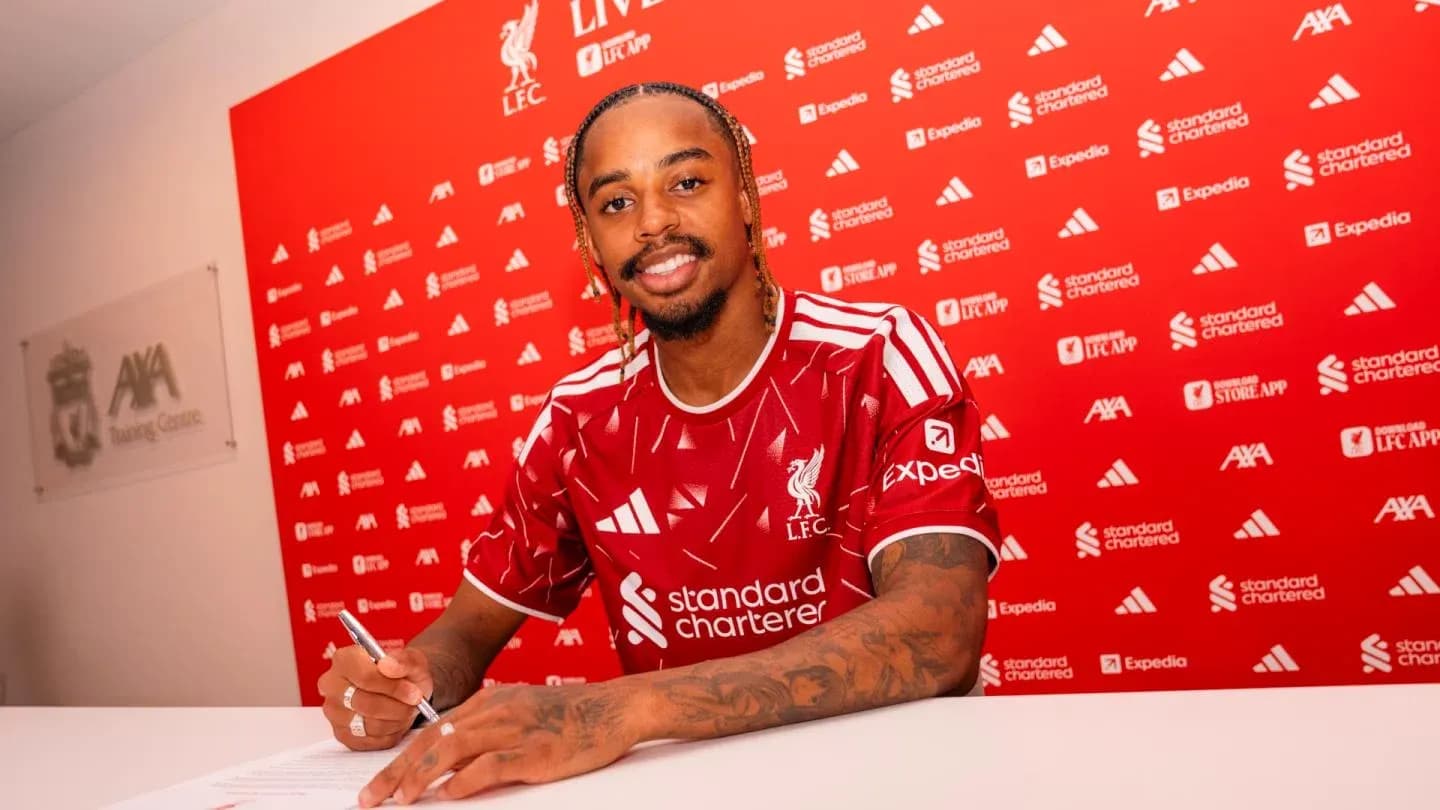 Joueur signant un contrat à Liverpool FC Joueur signant un contrat à Liverpool FC