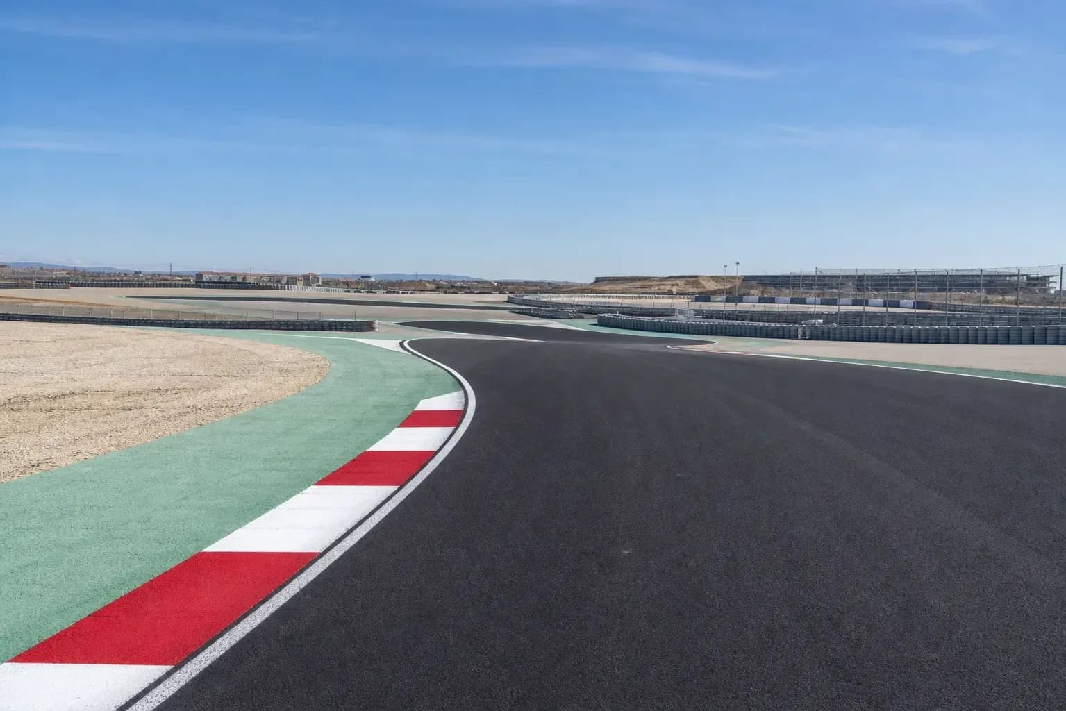 Courbe d'un circuit automobile avec barrières de sécurité Courbe d'un circuit automobile avec barrières de sécurité